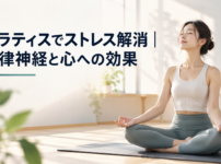 明るいスタジオのマットの上で目を閉じて深呼吸する女性のリアルな写真
