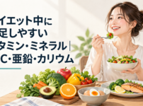 彩り豊かな野菜や果物、卵、魚が並ぶ食卓で笑顔の女性